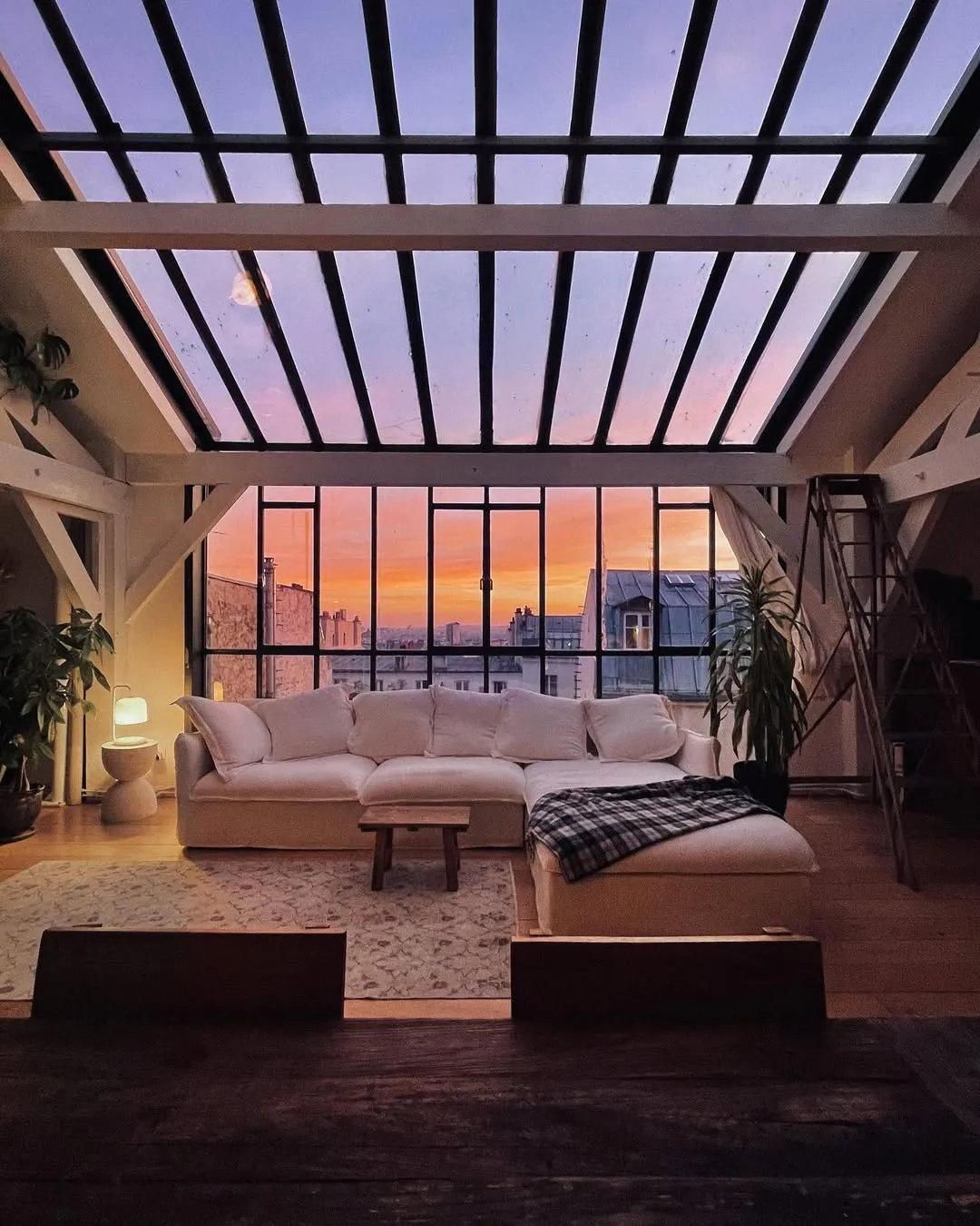 Scopri di più sull'articolo Un Rifugio Sospeso nella Luce: L’Incanto di un Loft sui Tetti di Parigi