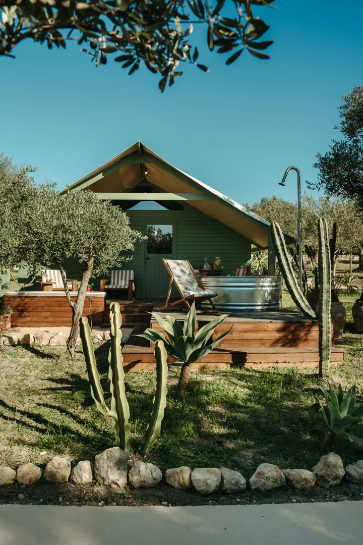 Braccialieri: il boutique hotel firmato da Alessandro Enriquez che riscrive la Sicilia tra memorie colorate, geometrie pop e ulivi millenari 9 braccialieri yourinspiraction 10