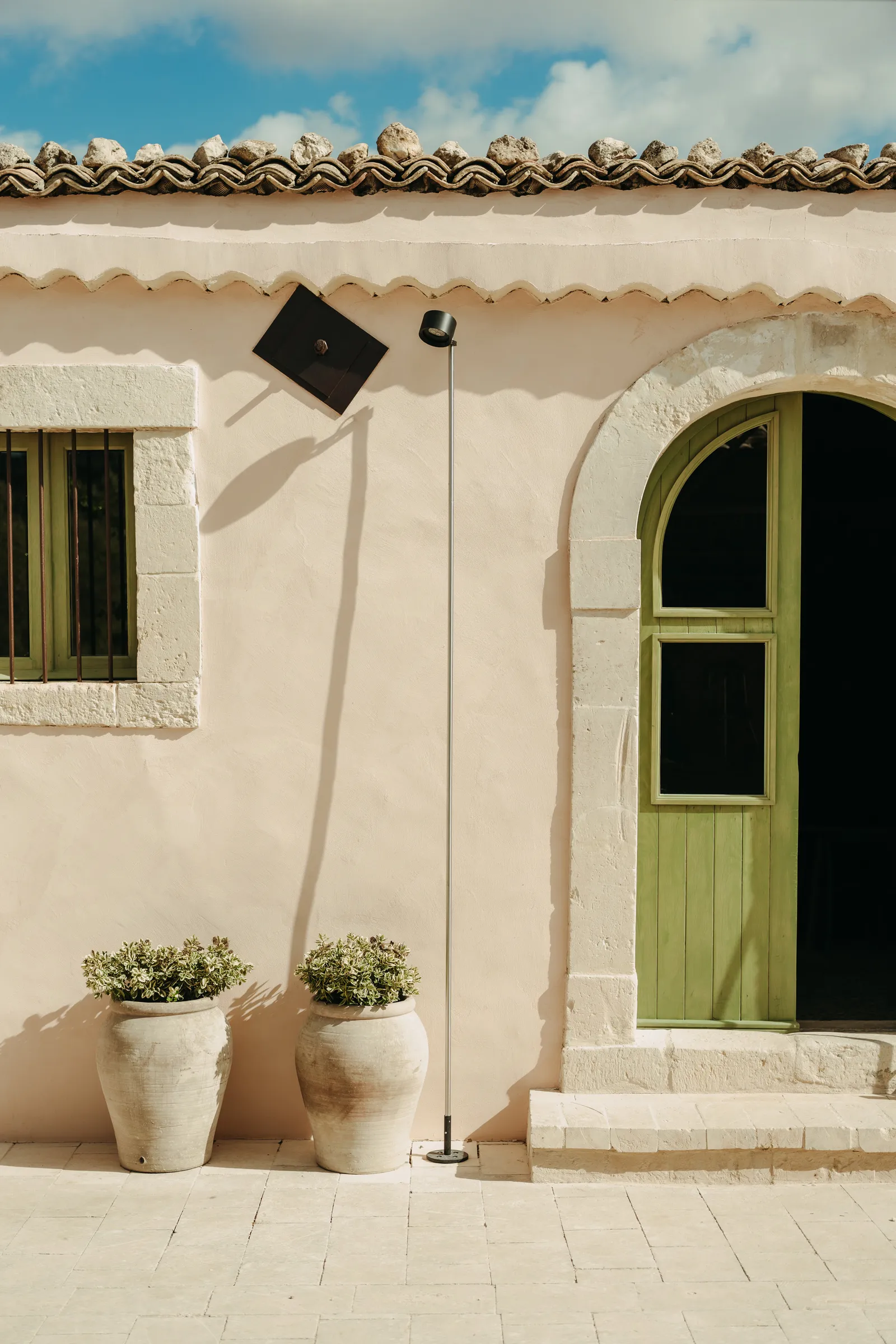 Braccialieri: il boutique hotel firmato da Alessandro Enriquez che riscrive la Sicilia tra memorie colorate, geometrie pop e ulivi millenari 7 braccialieri yourinspiraction 11