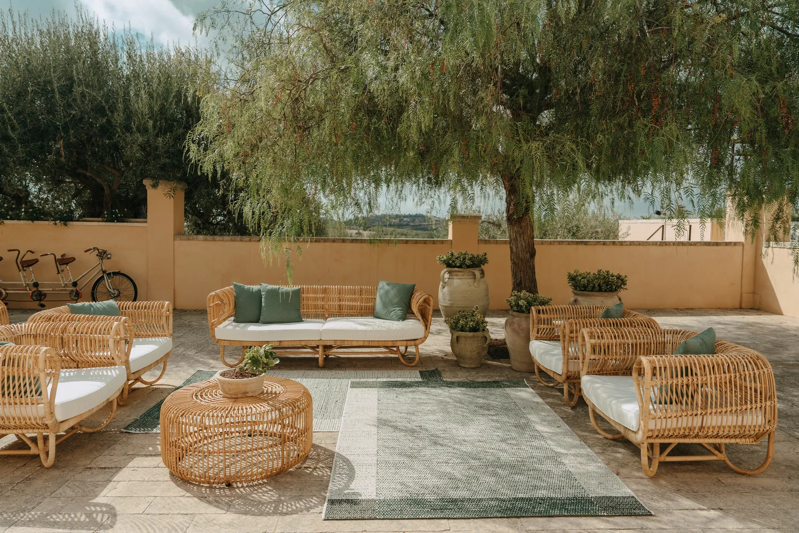 Braccialieri: il boutique hotel firmato da Alessandro Enriquez che riscrive la Sicilia tra memorie colorate, geometrie pop e ulivi millenari 16 braccialieri yourinspiraction 12