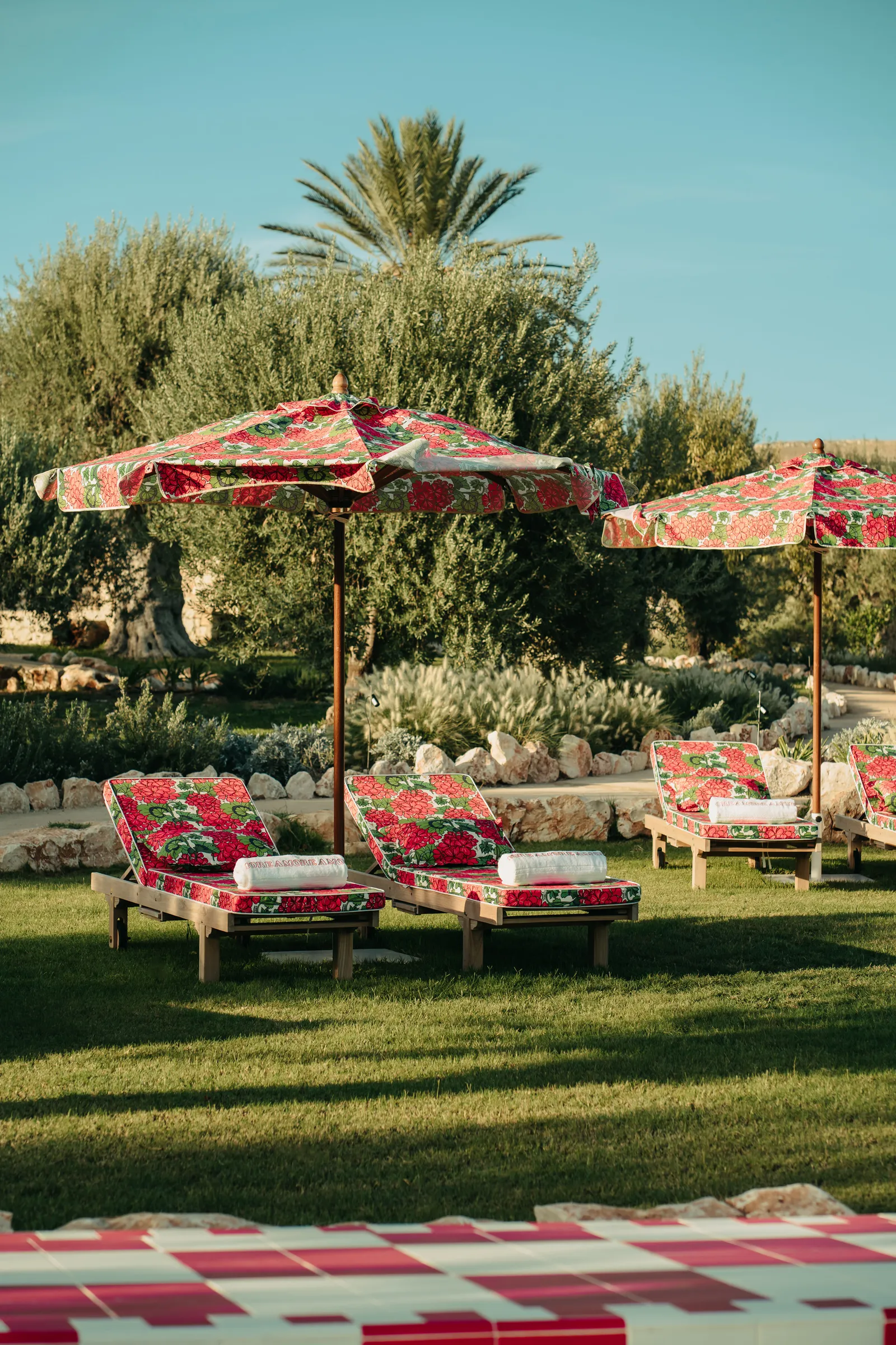Braccialieri: il boutique hotel firmato da Alessandro Enriquez che riscrive la Sicilia tra memorie colorate, geometrie pop e ulivi millenari 4 braccialieri yourinspiraction 16