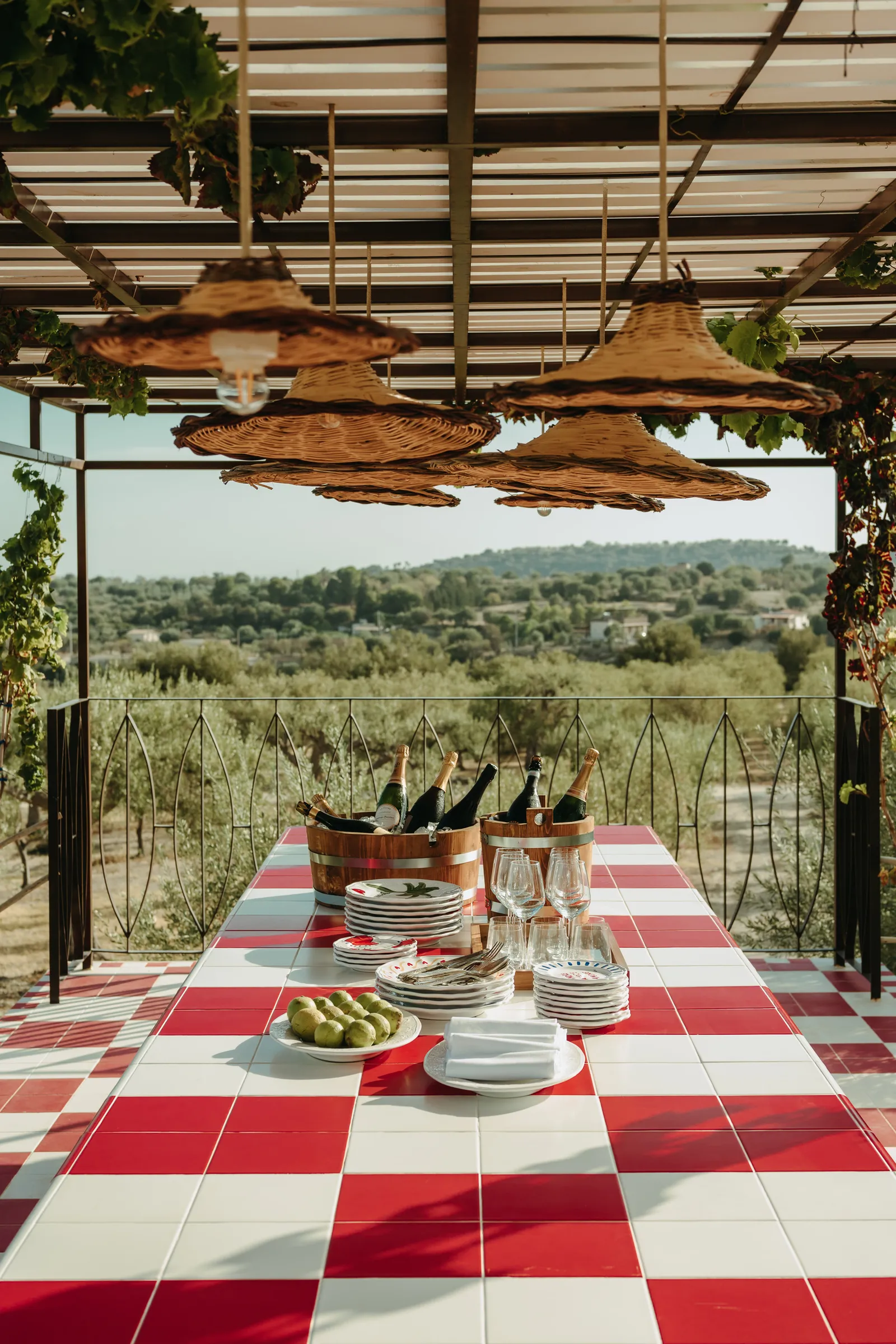 Braccialieri: il boutique hotel firmato da Alessandro Enriquez che riscrive la Sicilia tra memorie colorate, geometrie pop e ulivi millenari 17 braccialieri yourinspiraction 18