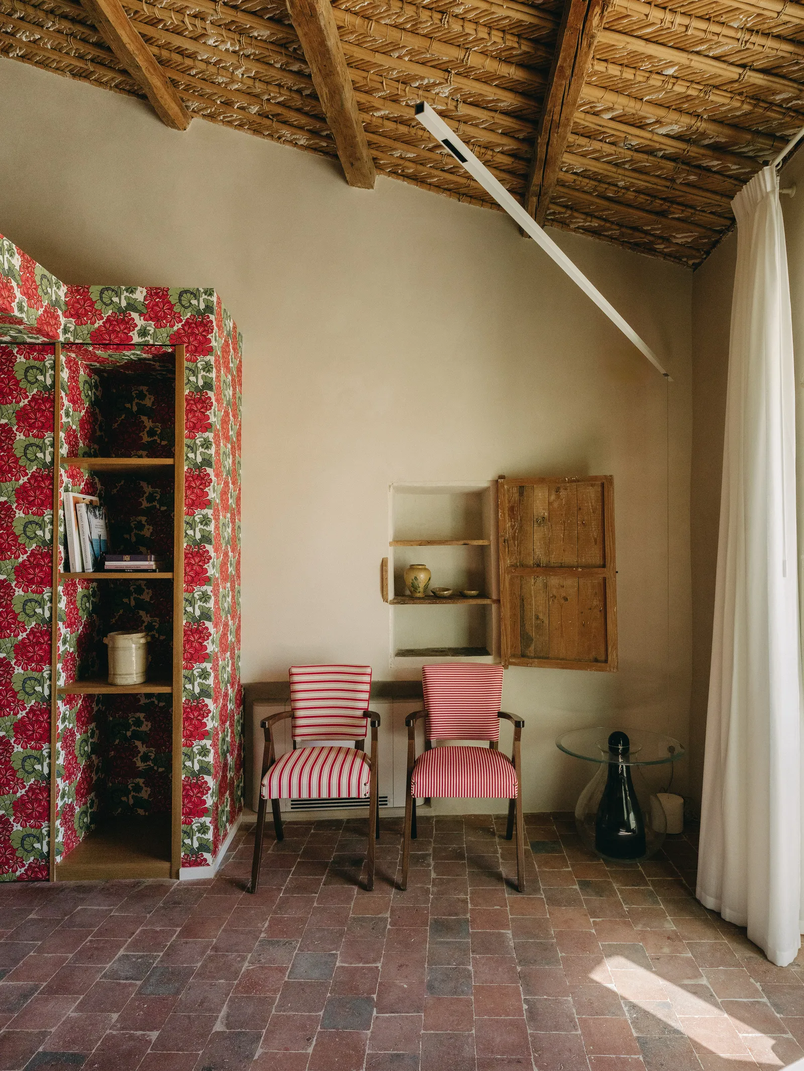 Braccialieri: il boutique hotel firmato da Alessandro Enriquez che riscrive la Sicilia tra memorie colorate, geometrie pop e ulivi millenari 6 braccialieri yourinspiraction 2