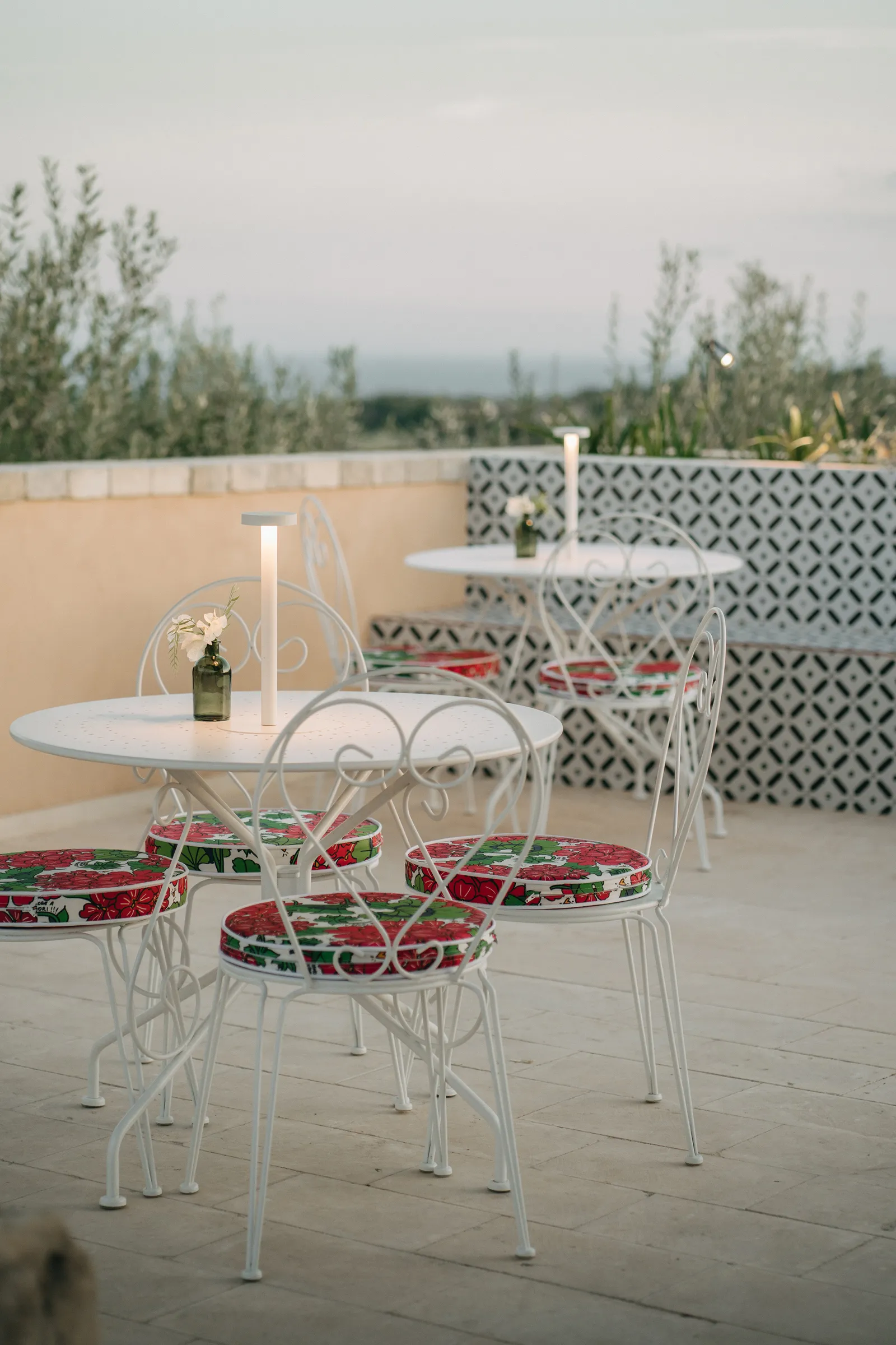 Braccialieri: il boutique hotel firmato da Alessandro Enriquez che riscrive la Sicilia tra memorie colorate, geometrie pop e ulivi millenari 15 braccialieri yourinspiraction 20