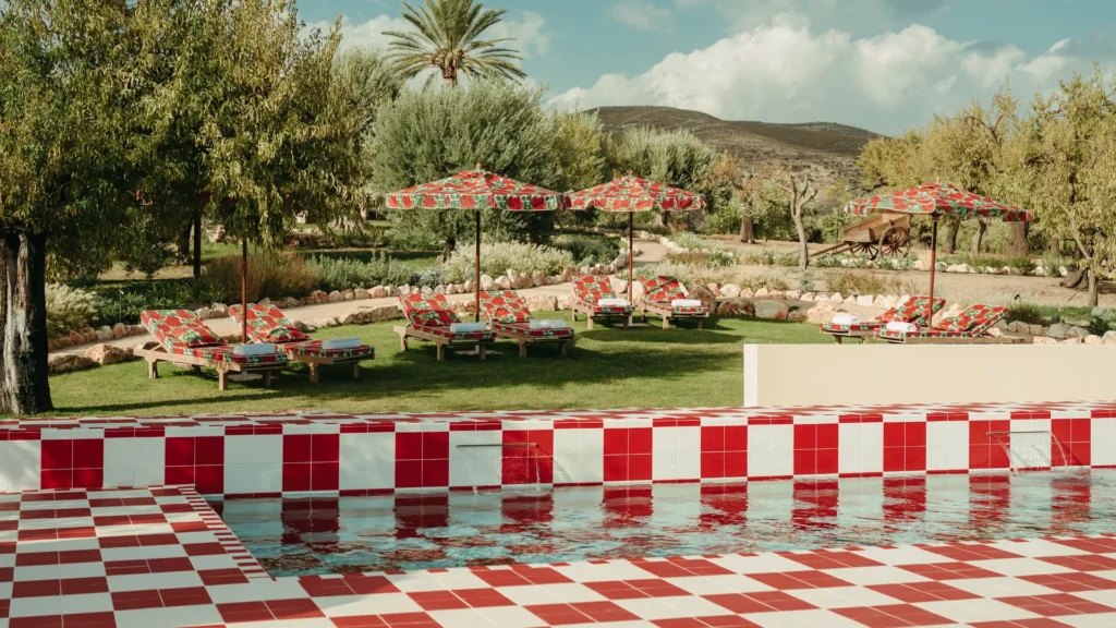 Braccialieri: il boutique hotel firmato da Alessandro Enriquez che riscrive la Sicilia tra memorie colorate, geometrie pop e ulivi millenari 11 braccialieri yourinspiraction 21