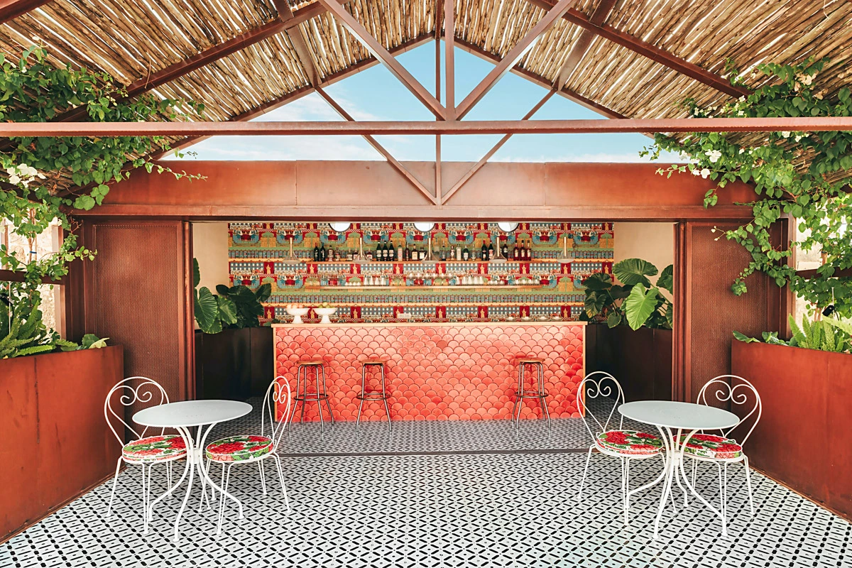 Braccialieri: il boutique hotel firmato da Alessandro Enriquez che riscrive la Sicilia tra memorie colorate, geometrie pop e ulivi millenari 13 braccialieri yourinspiraction 5