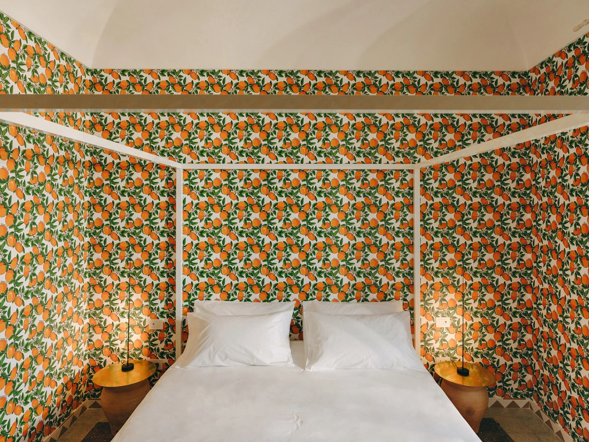 Braccialieri: il boutique hotel firmato da Alessandro Enriquez che riscrive la Sicilia tra memorie colorate, geometrie pop e ulivi millenari 8 braccialieri yourinspiraction 9