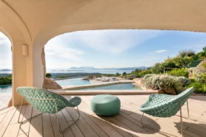 Scopri di più sull'articolo Una villa sospesa tra mare e rocce in Sardegna